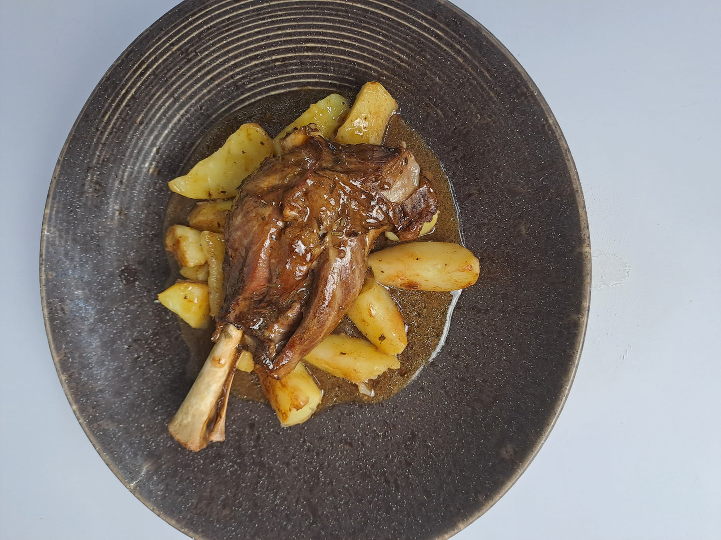 Jarrete de cordero asado